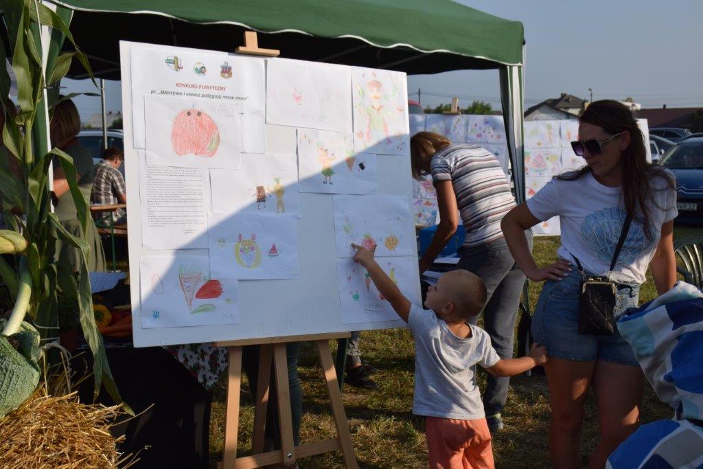 chłopiec oglądający galerię prac